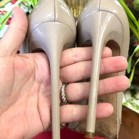 Authentic Valentino Garavani Iconic Nude pump’s - Picture 3 of 8